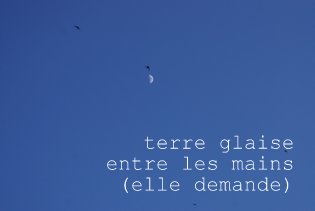 terre glaise entre les mains (elle demande)